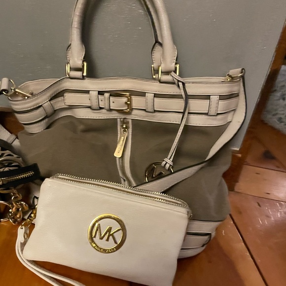 Authentic Micheal Kors!  This is one you don’t see around! - Picture 5 of 5